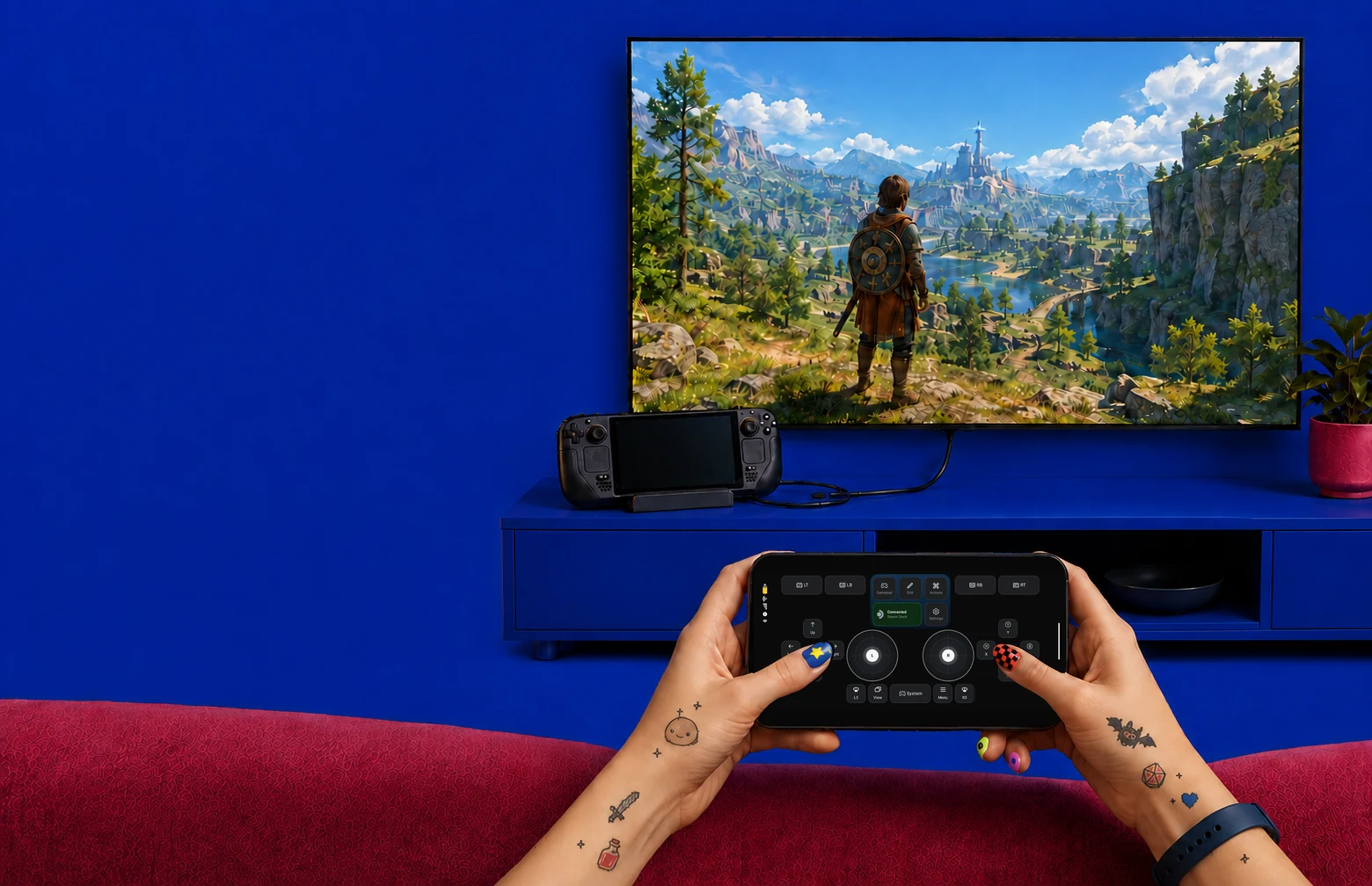 Jugando en la TV desde el sofá con Deck Pointer en el teléfono. Una Steam Deck está debajo de la TV, conectada por cable. El teléfono muestra los controles reales del gamepad de la app.